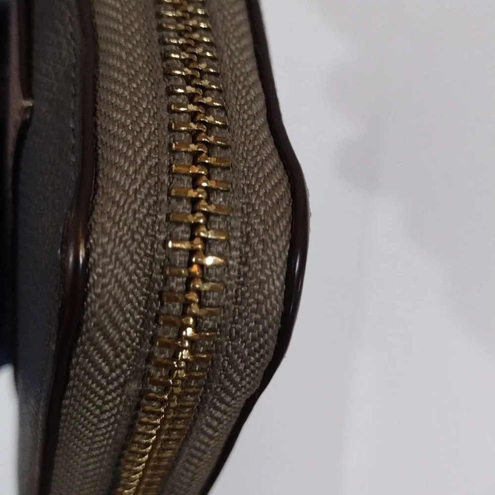 Coach Dual-Tone Brown Leather Zip Wallet – Gold Logo, Stylish Women’s Accessory - Picture 8 of 15